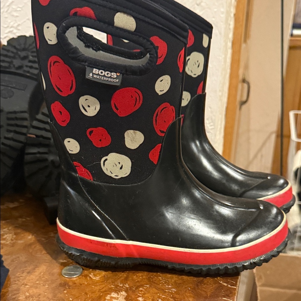 Bogs Kids Black and Red Patterned Boots